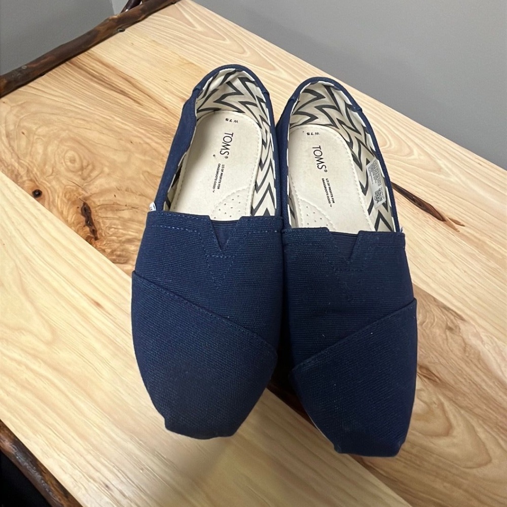 Toms Shoes - 7.5
